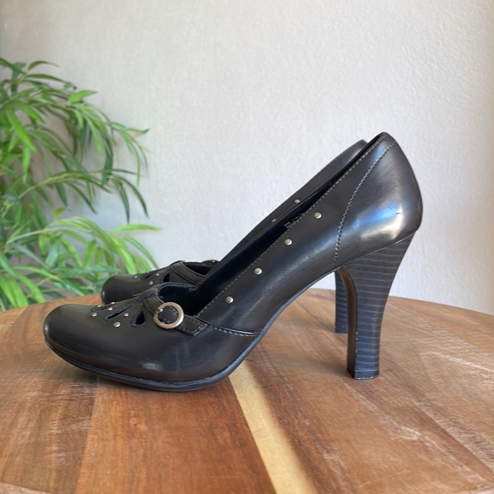 Unlisted Heels Women’s 8 Black Silver Rivets Flower Petal Cutouts Classic Sturdy - Picture 3 of 14